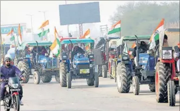  ?? MANOJ DHAKAHT ?? Convoys comprising tractor-trailers, two-wheelers and other vehicles heading towards Delhi on the National Highway-9 near Sampla town in Rohtak on Sunday.