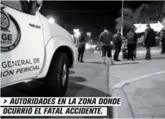  ??  ?? > AUTORIDADE­S EN LA ZONA DONDE OCURRIÓ EL FATAL ACCIDENTE.