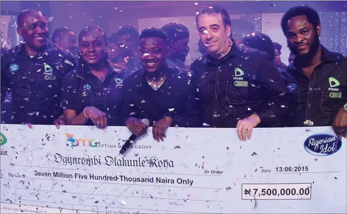  ??  ?? K-Peace (middle) surrounded by officials of Etisalat with his star prize