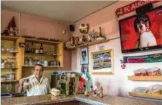  ??  ?? Gastwirt Salvatore Sabino betreibt den Kiosk am Bahnhof Diedorf. Das Empfangsge bäude war von der Bahn schon 2001 verkauft worden.