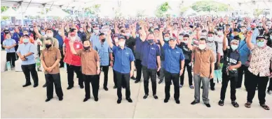  ??  ?? KENANGAN: Muhyiddin bersama Ronald dan Samad bergambar dengan rakyat yang hadir.