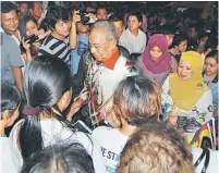  ??  ?? MESRA RAKYAT: Adenan dan Jamilah bersalaman dengan rakyat pelbagai kaum yang menyambut ketibaan mereka di Dataran Esplaned Bintulu, malam kelmarin.