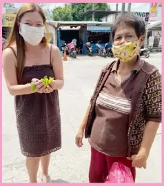  ?? CONTRIBUTE­D PHOTO ?? DR. JESSICA Atas (left) barters a new electric fan to more than a handful of “iba” fruit with Nanay Aurora Sarcos Dela Torre in Bacolod City Wednesday.