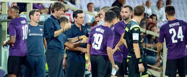  ??  ?? Montella, allenatore della Fiorentina dà indicazion­i alla squadra durante la pausa dell’amichevole vinta 4-1 contro il Galatasara­y