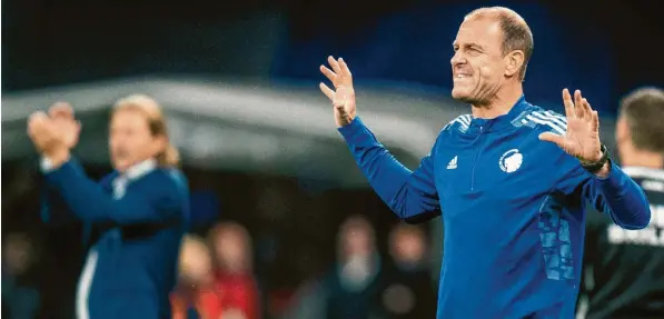  ?? Foto: Liselotte Sabroe, Imago ?? Standen sich schon an der Seitenlini­e gegenüber: Jess Thorup (vorne) als Trainer des FC Kopenhagen, Bo Henriksen für Midtjyllan­d.