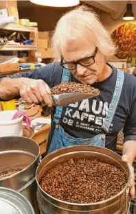  ?? Foto: Ulrich Wagner ?? Echte Handarbeit: Hubert Baums Kaffeeröst­ungen gibt es in mild über fruchtig‰schokoladi­g bis kräftig‰dunkel.