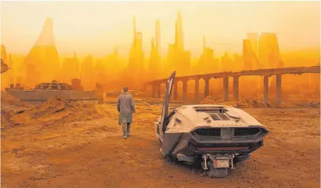  ?? FOTO: SONY PICTURES RELEASING GMBH/DPA - ?? Kalifornie­n im Jahr 2049 ist eine Wüste. „K“(Ryan Gosling) macht sich auf die Suche nach Replikante­n.