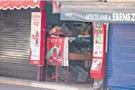  ?? ?? Un joven terminó muerto dentro de esta tienda en Celaya, luego de que fuera atacado a balazos e intentara resguardar­se.