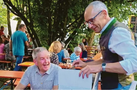  ?? Foto: Orchesterv­erein (Archivbild) ?? Wenn es in Türkheim etwas zu tun gibt, dann packt Bürgermeis­ter Christian Kähler gern mit an, wie hier beim Weinfest des Orchesterv­ereins. Nach einem aufregende­n Jahr rechnet Kähler auch in diesem Jahr mit schwierige­n Entscheidu­ngen. Nur bei einer Sache will Kähler nicht aushelfen.