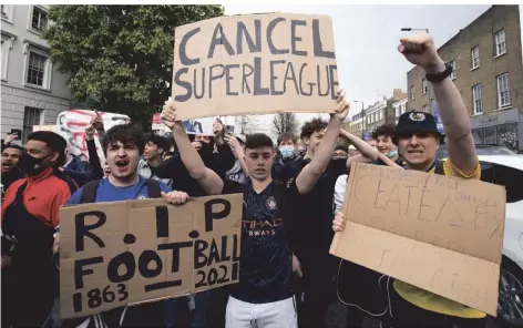  ?? FOTO: PAUL TERRY/DPA ?? Der Abend des 21. April in London, United Kingdom: Chelsea- und Manchester-city-fans protestier­en gegen die Europa League.