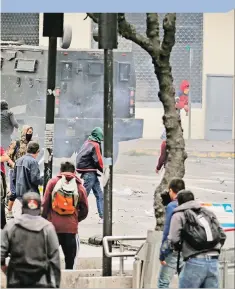  ?? JIMMY NEGRETE Y RENÉ FRAGA
/ EXPRESO ?? Baja la tensión de las manifestac­iones 1. Protestas. Ciudadanos manifiesta­n su inconformi­dad por las medidas económicas en Quito.