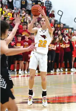  ?? Staff Photo/Jason Alig ?? Hyden Zeller puts up a 3-point shot.