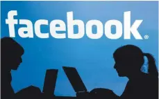  ?? FOTO: DPA ?? Die Schatten von Jugendlich­en mit einem Laptop vor dem Schriftzug des sozialen Internet- Netzwerks Facebook: Das Unternehme­n setzt in Zukunft auf verschlüss­elte Privat- Kommunikat­ion.