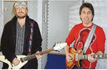  ?? Foto: Romi Schickle ?? Gitarren und Gitarriste­n: Siggi Schwarz (rechts, mit seiner „Dickey-betts-les-paul“) und Michael Schenker (mit einer Gibson „Flying V“) 2004 im Tonstudio.