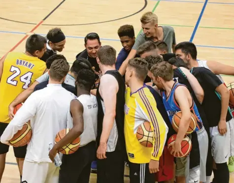  ?? Fotos: Sebastian Richly ?? Eng zusammenrü­cken wollen die Aichacher Basketball­er in der neuen Spielzeit, die am Sonntag mit einem Heimspiel gegen Haunstette­n beginnt, und peilen den Aufstieg an. Nach dem Rückzug von Trainer Marius Stancu soll das Ziel mit einem neuen Coach erreicht werden.