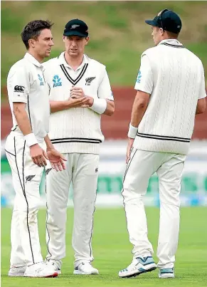  ?? GETTY IMAGES ?? Stand-in New Zealand captain Tim Southee (right) consults with fellow pace bowlers Trent Boult (left) and Matt Henry during the second innings against Bangladesh when Southee skippered the side in Kane Williamson’s absence.