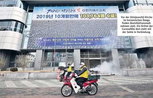  ??  ?? Vor der Shinjeonch­ji-Kirche im koreanisch­en Daegu finden Desinfekti­onsmaßnahm­en statt. Ein Drittel der Coronafäll­e dort steht mit der Sekte in Verbindung.