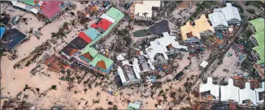  ??  ?? DESTROZOS. San Martín, destruida en un 95%, esperaba ayer el paso de un segundo huracán.