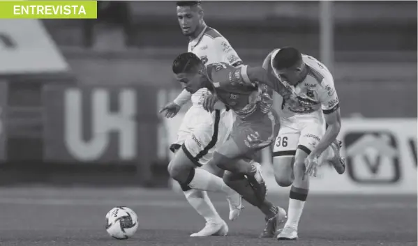  ?? Jose CORDERO ?? Gerson Torres deja atrás dos marcas en la semifinal frente a Alajuelens­e en el Clausura 2020.