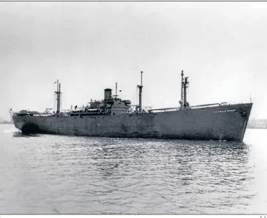  ?? E. S. ?? Un Liberty ship, clase a la que pertenecía el carguero norteameri­cano Pat Harrison atacado por Cella y Montalenti.