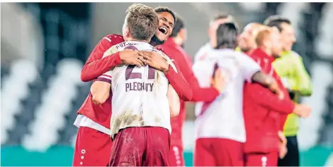  ?? FOTO: MARCEL KUSCH/DPA ?? Die Spieler von Rot-weiß Essen feiern den Einzug ins Achtelfina­le des Dfb-pokals.