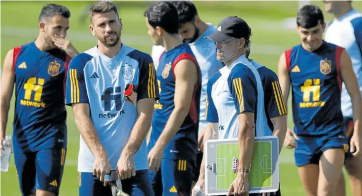  ?? Foto: Efe ?? Luis Enrique dirige pensativo el entrenamie­nto de la selección española ante la presencia de Unai Simón.