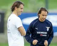  ??  ?? Roberto Mancini con Enrico Chiesa ai tempi della Lazio Sopra, Federico Chiesa