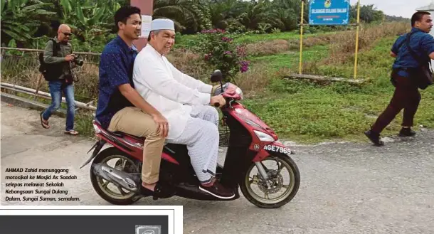  ?? MUHAIZAN YAHYA ?? AHMAD Zahid menunggang motosikal ke Masjid As Saadah selepas melawat Sekolah Kebangsaan Sungai Dulang Dalam, Sungai Sumun, semalam.