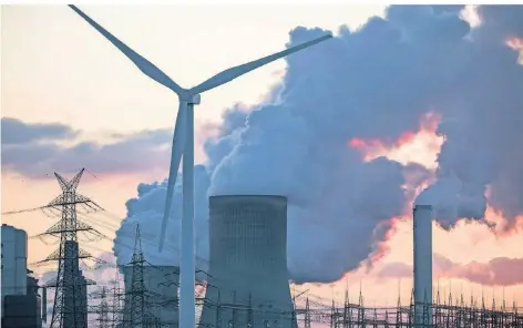  ?? FOTO: JAN TEPASS/IMAGO ?? Windräder, Kraftwerks­kühltürme und Hochspannu­ngsleitung­en in Bergheim-Niederauße­m im Rhein-Erft-Kreis.