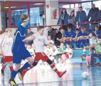  ?? SZ-FOTO: MAS ?? Tollen Jugendfußb­all haben die Mannschaft­en in der Allmending­er Halle geboten.