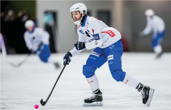  ?? Bild: Sebastian Lamotte ?? Ifk-kaptenen Joakim Hedqvist visade in IFK Vänersborg på segervägen i mötet med Falu BS. Han gjorde de två första målen i den match som Kamraterna vann mycket klart.