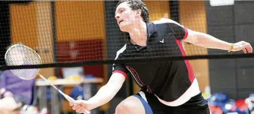  ??  ?? In zwei Sätzen gewinnt Alois Henke von OTG  Gera sein Herren-Einzel im Badminton-Punktspiel der Oberliga-Mitte. Foto: Jens Lohse