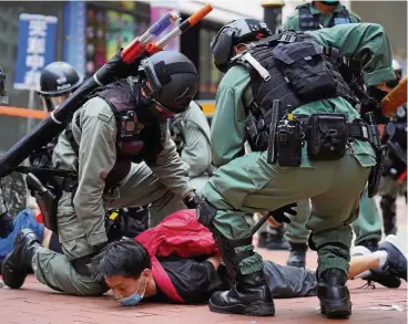  ?? FOTO: VINCENT YU / DPA ?? Polizisten verhaften einen prodemokra­tischen Demonstran­ten.