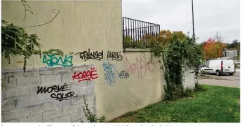  ??  ?? Des tags sont régulièrem­ent faits sur les murs du Vieux chemin de Mantes.