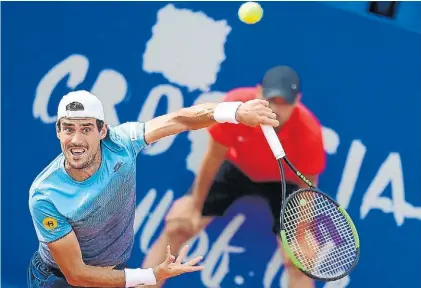  ?? OPEN CROATIAN ?? Saque. Guido Pella se esforzó al máximo para derrotar al holandés Haase en el polvo de ladrillo.