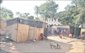  ??  ?? La plaza frente al Cabildo copada por familias damnificad­as de la Chacarita por la subida del nivel del río Paraguay.