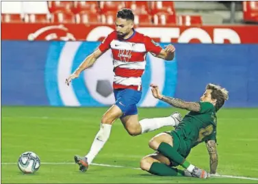  ??  ?? Puertas e Íñigo Martínez, durante el Granada-Athletic de la temporada pasada.