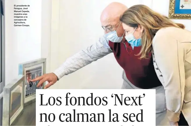  ??  ?? El presidente de Feragua, José Manuel Cepeda, muestra unas imágenes a la consejera de Agricultur­a, Carmen Crespo.