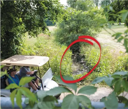  ?? PHOTO CHANTAL POIRIER ?? Une odeur nauséabond­e se dégage du ruisseau (encerlé) qui traverse le Club de Golf Meadowbroo­k, à la limite entre Montréal, Côte-Saint-Luc et Montréal-Ouest. Il recevrait les eaux usées de 218 habitation­s.