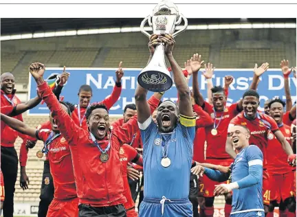  ?? / ASHLEY VLOTMAN/GALLO IMAGES ?? Moeketsi Sekola, Tapuwa Kapini and Marlon Heugh lead the celebratio­ns for Highlands Park after the NFD champions were officially handed their trophy at the weekend.