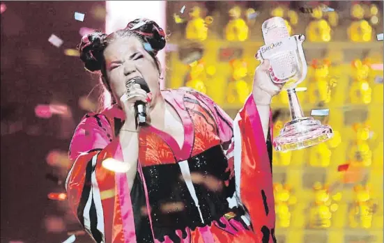  ?? ARMANDO FRANCA / AP ?? La cantante israelí Netta Barzilai, en la actuación final de la gala con el micrófono de cristal que la acredita como ganadora de Eurovisión