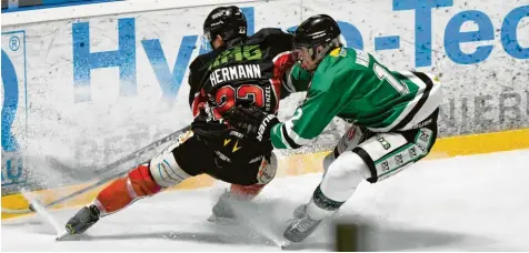  ??  ?? Foto: Horst Plate Beim letzten Aufeinande­rtreffen mit Erding war Maxi Hermann (links) noch mit von der Partie, nach seiner Verletzung im letzten Heimspiel wird er für den Rest der Saison ausfallen.