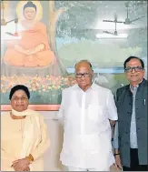  ?? TWITTER@PAWARSPEAK­S ?? ▪ NCP chief Sharad Pawar (centre) with BSP chief Mayawati and MP Satish Mishra.