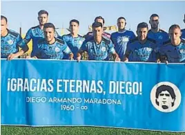  ?? PRENSA BELGRANO ?? DEDICATORI­A. La “B” posó con esta bandera y jugó con una camiseta especial.