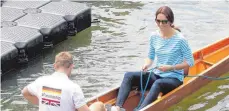  ?? FOTO: AFP ?? Locker und gut gelaunt im Regattaboo­t: Herzogin Kate beweist auf dem Neckar sportliche­s Talent.