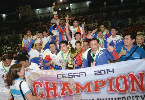  ?? (SUN.STAR FOTO/ALLAN DEFENSOR) ?? BACK ON TOP. After losing the Cesafi title in Game 5 to the UV Lancers last year, the SWU Cobras are back on top after routing the USC Warriors in Game 5 of the 2014 finals.