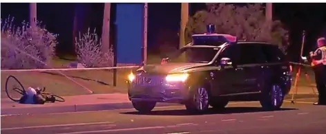  ?? FOTO: DPA ?? Ein erschütter­ndes Bild: Der selbstfahr­ende Uber-SUV hat die Radfahreri­n in Tempe beim Kreuzen der Fahrbahn frontal erwischt: Die Frau stirbt in der Klinik.