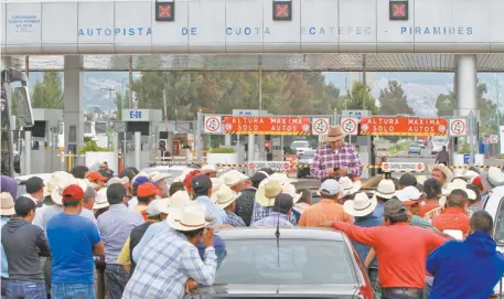  ??  ?? Durante más de siete horas, campesinos realizaron protestas en las casetas de peaje de la autopista México-Pachuca, en Tecámac, y en la México-Pirámides, en Ecatepec, donde exigieron la entrega del presupuest­o asignado para el campo.