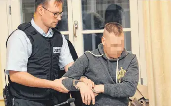  ?? FOTO: JENS LINDENMÜLL­ER ?? Der Angeklagte wird in Ravensburg in den Gerichtssa­al geführt.