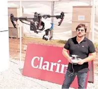 ??  ?? Hombre de negro. Agustín Beltrame, de RCOnline, hace volar el dron en el stand de Clarín en la megamuestr­a.